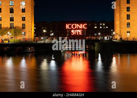 Royal Albert Dock, Liverpool Regno Unito. Iconico cartello al neon Site, parte del fiume di luce. Esposizione prolungata Foto Stock