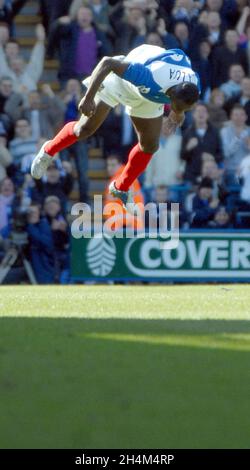 PORTSMOUTH V BLACKBURN LUA LUA CELEBRA NEL SUO STILE ABITUALE PIC MIKE WALKER,2006 Foto Stock