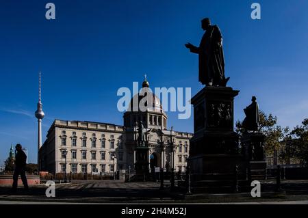 Berlino, Germania. 29 ottobre 2021. Sul Palazzo di Berlino si possono ammirare cieli azzurri. La famiglia di Ehrhardt Bödecker, un importante e controverso donatore del ricostruito Palazzo di Berlino (Forum Humboldt) ha confermato le accuse di dichiarazioni antidemocratiche. Credit: Paul Zinken/dpa/Alamy Live News Foto Stock