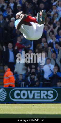 PORTSMOUTH V BLACKBURN LUA LUA CELEBRA NEL SUO STILE ABITUALE PIC MIKE WALKER, 2006 Foto Stock