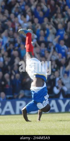 PORTSMOUTH V BLACKBURN LUA LUA CELEBRA NEL SUO STILE ABITUALE PIC MIKE WALKER, 2006 Foto Stock