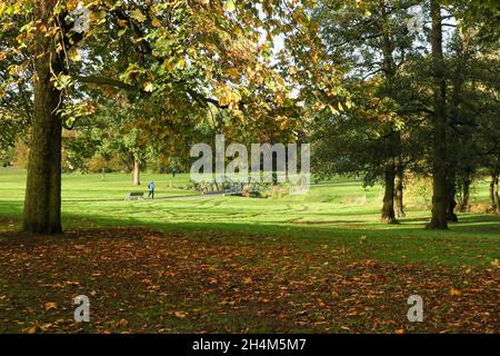 Lurgan Park, Lurgan, Co Armagh, Irlanda del Nord, Regno Unito. 03 Nov 2021. Tempo UK - una giornata di sole secco ma fresco nella cornice autunnale di Lurgan Park. Credit: CAZIMB/Alamy Live News. Foto Stock