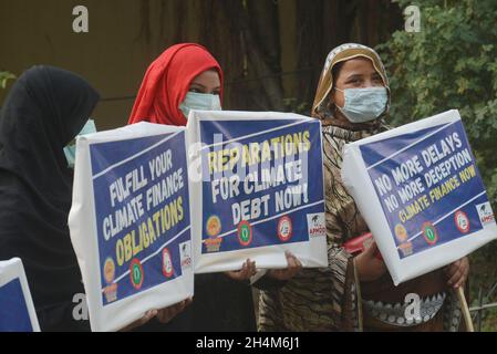 Lahore, Pakistan. 03 novembre 2021. Gli attivisti pakistani del Comitato Kissan Rabita (PKRC) che tengono cartelli e portano con sé un'effigie del primo ministro britannico Boris Johnson durante una protesta in relazione alla conferenza COP26 delle Nazioni Unite sui cambiamenti climatici. Protesta di Faroooq Tariq Presidente Kissan Rabita Committee (PKRC) a Lahore. (Foto di Rana Sajid Hussain/Pacific Press/Sipa USA) Credit: Sipa USA/Alamy Live News Foto Stock