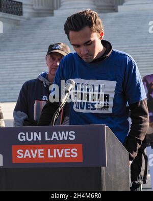 Washington DC, Stati Uniti. 3 novembre 2021, Washington, District of Columbia, USA: Il sopravvissuto al parco David Hogg ha chiesto alla Corte Suprema degli Stati Uniti di sostenere la legge sulla sicurezza dei pistola di stato di New York. Ha avvertito rovesciando la volontà conduce alle leggi più lassiste delle armi e più violenza delle armi. Hogg ha co-fondato marzo per le nostre vite dopo la sparatoria del 2018 alla Stoneman Douglas High School, dove 17 dei suoi compagni di classe sono stati uccisi e altri 17 feriti fisicamente. (Credit Image: © sue Dorfman/ZUMA Press Wire) Credit: ZUMA Press, Inc./Alamy Live News Foto Stock