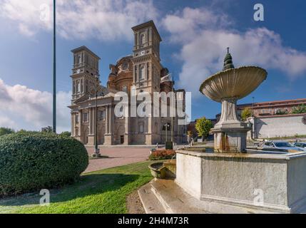 Vicoforte, Cuneo, Piemonte, Italia - 13 ottobre 2021: Santuario della Natività di Maria con la più grande cupola ellittica del mondo, vista dal parco Foto Stock