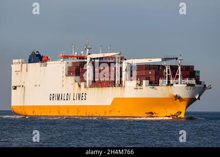 Grimaldi Lines ConRo nave GRANDE DAKAR sul fiume Elba Foto Stock