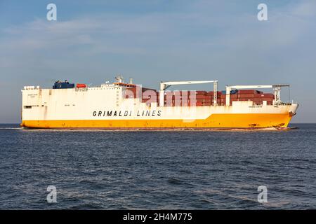 Grimaldi Lines ConRo nave GRANDE DAKAR sul fiume Elba Foto Stock