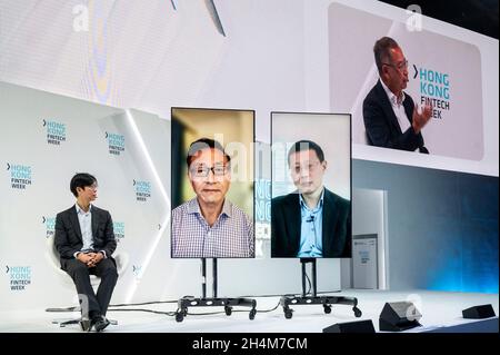 Hong Kong, Cina. 03 novembre 2021. David Liao (L), Co-Chief Executive, Asia-Pacifico, HSBC, Joseph Tsai (C), Il co-fondatore e vice presidente esecutivo, Alibaba Group, Neil Shen (R), fondatore e Managing Partner, Sequoia Capital China, ed Eddie Yue (Top R), Chief Executive dell'autorità monetaria di Hong Kong, parlano durante l'evento della conferenza fisica di 2 giorni della settimana finanziaria di Hong Kong. Credit: SOPA Images Limited/Alamy Live News Foto Stock