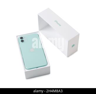 Mosca, Russia - 20 Aprile 2020: Apple iPhone 11 verde con scatola isolata su sfondo bianco. Primo piano di un nuovo smartphone Apple e di una confezione di Foto Stock