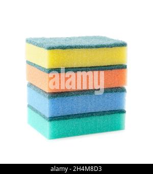 Spugne colorate isolate su sfondo bianco. Spugne per lavastoviglie. Foto Stock