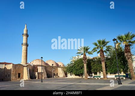 Una moschea di pietra con un minareto nella città di Rethymno sull'isola di Creta in Grecia Foto Stock