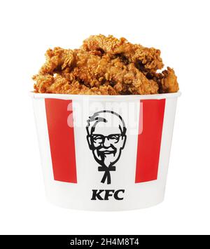Mosca, Russia - 9 luglio 2020: Un sacco di pollo KFC caldo ali o strisce in secchio di KFC (Kentucky Fried Chicken) fast food. Isolato su un dorso bianco Foto Stock