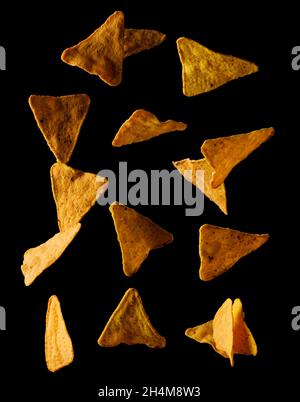 Volante fiches nachos messicani, isolato su sfondo nero Foto Stock