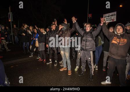 L'Aia, Paesi Bassi. 2 novembre 2021. Un gruppo di manifestanti gridava alla polizia, durante la manifestazione. La polizia ha arrestato tredici persone durante una manifestazione anti-corona, in quanto nuove misure del Covid 19 sono state annunciate dal primo ministro olandese uscente, Mark Rutte. Qualche centinaio di persone si sono riunite fuori dal “Ministero della Giustizia e della sicurezza” sul Turfmarkt, con il suono assordante di fischi, grida, musica, il banging di pentole e tamburi da cucina, e le occasionali fuochi d’incendio e razzi rossi. (Foto di Charles M. Vella/SOPA Images/Sipa USA) Credit: Sipa USA/Alamy Live News Foto Stock