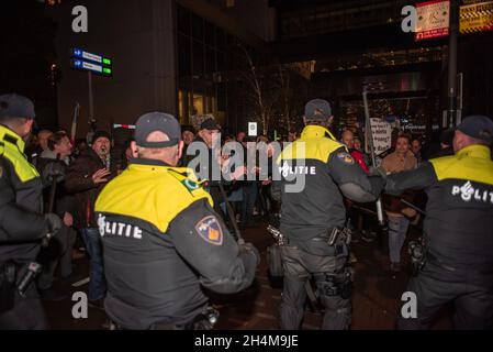 L'Aia, Paesi Bassi. 2 novembre 2021. La polizia si scontra con i manifestanti durante la manifestazione. La polizia ha arrestato tredici persone durante una manifestazione anti-corona, come nuove misure del Covid 19 sono state annunciate dal primo ministro olandese uscente, Mark Rutte. Qualche centinaio di persone si sono riunite fuori dal “Ministero della Giustizia e della sicurezza” sul Turfmarkt, con il suono assordante di fischi, grida, musica, il banging di pentole e tamburi da cucina, e le occasionali fuochi d’incendio e razzi rossi. (Foto di Charles M. Vella/SOPA Images/Sipa USA) Credit: Sipa USA/Alamy Live News Foto Stock