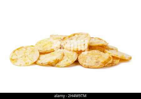 Croccanti croccanti rotondi isolati su sfondo bianco. Pane di cereali rotondo, cibo sano senza lievito. Croccanti multigrain soffiato per morire Foto Stock