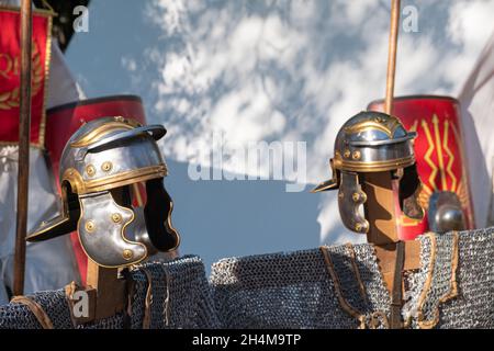 Casco, scudo e posta a catena di una legionaia romana, in un evento storico di rievocazione. Equipaggiamento militare di un soldato romano. Foto Stock