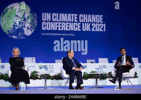 Glasgow, Scozia, Regno Unito. 3 novembre 2021. NELLA FOTO: RT Hon Rishi Sunak, cancelliere britannico dello scacchiere, ha visto rivolgersi ai paesi sulla finanza al vertice COP26 sui cambiamenti climatici a Glasgow. Sunak ha presieduto una tavola rotonda sul tema "portare un sistema finanziario per un futuro netto zero e resiliente". Ha invitato i relatori (da sinistra a destra): Alison Rose, Chief Executive NatWest Group; Carlos Dominguez, segretario delle finanze, Filippine; UK Chanceller dello scacchiere, Rishi Sunak. Credit: Colin Fisher/Alamy Live News Foto Stock