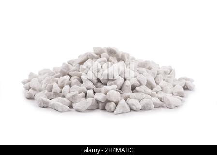 Grigio piccole rocce macinate texture isolato sfondo bianco. Pietra bianca piccola strada. Ghiaia ciottoli pietra Foto Stock