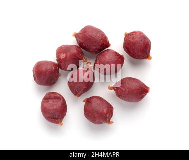Mucchio di mini salsicce affumicate isolate su sfondo bianco. Vista dall'alto Foto Stock