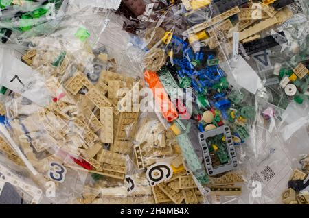 Samara, Russia - 16 agosto 2021: Pile di pezzi LEGO in primo piano pacchetto sfondo. Foto Stock