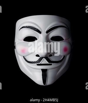 SAMARA, RUSSIA - 31 agosto 2021: Maschera di vendetta isolata su nero. Maschera Guy Fawkes. Questa maschera è un simbolo ben noto per il gruppo hacktivist online A. Foto Stock