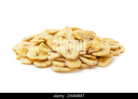 Patatine fatte in casa o fette di banana essiccate e fritte isolate su sfondo bianco Foto Stock