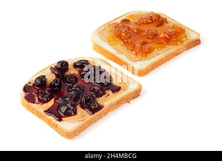 Sandwich o pane tostato con burro di arachidi e gelatina di frutta isolata su sfondo bianco Foto Stock