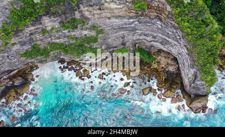 Vista aerea delle scogliere verdi e del mare blu Foto Stock