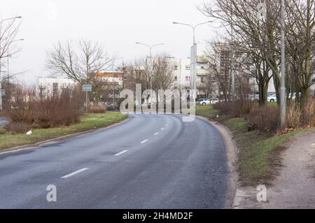 POZNAN, POLONIA - 04 gennaio 2015: Un colpo di una strada curva, ed edifici di appartamenti sulla via Inflancka a Poznan, Polonia Foto Stock