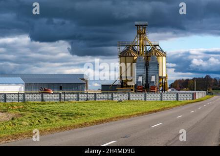 moderno elevatore granaio e linea di pulitura semi in silos d'argento su impianti di agrolavorazione e produzione per stoccaggio e lavorazione pulitura essiccante o Foto Stock