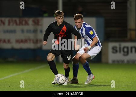 HARTLEPOOL, REGNO UNITO. 2 NOVEMBRE Sean McAllister di Everton in azione con Mark Shelton di Hartlepool United durante la partita del trofeo EFL tra Hartlepool United ed Everton a Victoria Park, Hartlepool martedì 2 novembre 2021. (Credit: Mark Fletcher | MI News) Credit: MI News & Sport /Alamy Live News Foto Stock