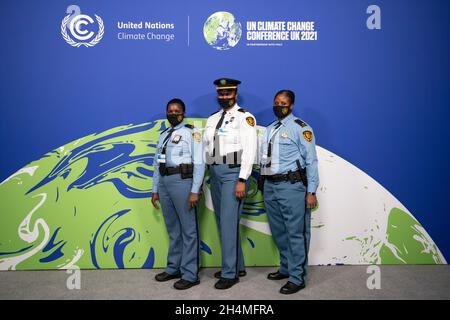 Glasgow, Scozia, Regno Unito. 3 novembre 2021. NELLA FOTO: Gli ufficiali di polizia delle Nazioni Unite (ONU) visti alla Conferenza COP26 sul cambiamento climatico di fronte allo sfondo ufficiale. Credit: Colin Fisher/Alamy Live News Foto Stock