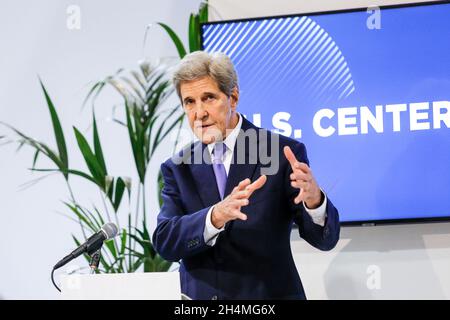 John Kerry, inviato americano per il clima, parla al U.S. Center Pavilion durante il quarto giorno della COP26 ONU Climate Change Conference, tenuta dall'UNFCCC all'interno della sede COP26 - Scottish Event Campus a Glasgow, Scozia, il 3 novembre 2021. La COP26, che si terrà dall'ottobre 31 al novembre 12 a Glasgow, sarà la conferenza sul clima più significativa dal vertice di Parigi del 2015, poiché le nazioni dovrebbero fissare nuovi obiettivi sulle emissioni di gas serra per rallentare il riscaldamento globale, nonché consolidare altri impegni chiave. (Foto di Dominika Zarzycka/Sipa USA) Foto Stock