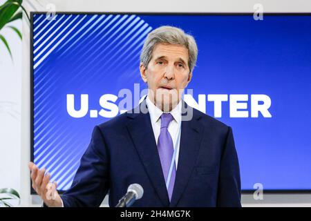 John Kerry, inviato americano per il clima, parla al U.S. Center Pavilion durante il quarto giorno della COP26 ONU Climate Change Conference, tenuta dall'UNFCCC all'interno della sede COP26 - Scottish Event Campus a Glasgow, Scozia, il 3 novembre 2021. La COP26, che si terrà dall'ottobre 31 al novembre 12 a Glasgow, sarà la conferenza sul clima più significativa dal vertice di Parigi del 2015, poiché le nazioni dovrebbero fissare nuovi obiettivi sulle emissioni di gas serra per rallentare il riscaldamento globale, nonché consolidare altri impegni chiave. (Foto di Dominika Zarzycka/Sipa USA) Foto Stock