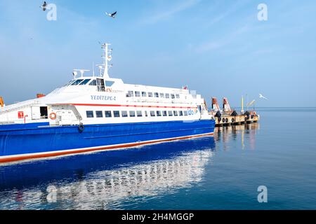 Bursa, Turchia - Ottobre 2021: Traghetto IDO al porto nella zona di Bursa, Turchia. IDO Ferry è un traghetto passeggeri tra Istanbul e Bursa Foto Stock