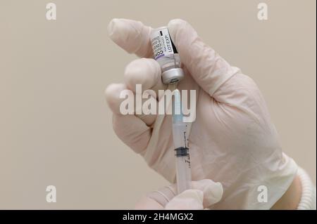 Lviv, Ucraina, 3 novembre 2021. Un operatore sanitario prepara un doze di Comirnaty (Pfizer) vaccino in ospedale. Foto Stock