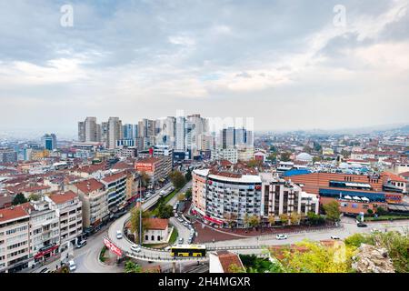 Bursa vista aerea del paesaggio urbano, la vista della zona centrale della città di Bursa. Bursa è la quarta città più grande della Turchia. Foto Stock