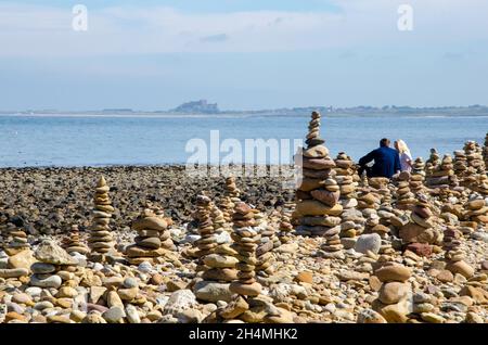 Cairns è stata costruita dai visitatori del castello di Lindisfarne su Holy Island, al largo della costa del Northumberland, nel nord-est dell'Inghilterra, Regno Unito. Foto Stock