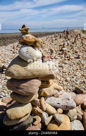Cairns è stata costruita dai visitatori del castello di Lindisfarne su Holy Island, al largo della costa del Northumberland, nel nord-est dell'Inghilterra, Regno Unito. Foto Stock