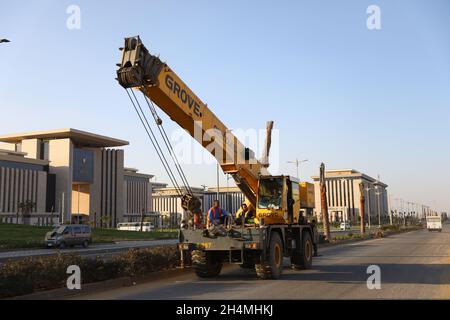 Nuova capitale amministrativa, Egitto. 3 novembre 2021. I lavoratori sono visti nella nuova capitale amministrativa dell'Egitto, circa 50 km ad est del Cairo, Egitto, il 3 novembre 2021. Mercoledì il presidente egiziano Abdel-Fattah al-Sisi ha incaricato il governo egiziano di trasferire gli uffici in una nuova capitale amministrativa, ha detto l'ufficio della presidenza in una dichiarazione. Credit: Nantong/Nantong/Nantong Live News Foto Stock