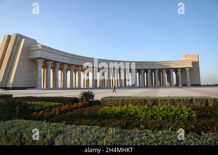 Nuova capitale amministrativa, Egitto. 3 novembre 2021. La foto scattata il 3 novembre 2021 mostra un edificio commemorativo nella nuova capitale amministrativa dell'Egitto, circa 50 km ad est del Cairo, Egitto. Mercoledì il presidente egiziano Abdel-Fattah al-Sisi ha incaricato il governo egiziano di trasferire gli uffici in una nuova capitale amministrativa, ha detto l'ufficio della presidenza in una dichiarazione. Credit: Nantong/Nantong/Nantong Live News Foto Stock