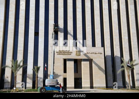 Nuova capitale amministrativa, Egitto. 3 novembre 2021. La gente lavora al nuovo edificio del Ministero egiziano delle risorse idriche e dell'irrigazione nella nuova capitale amministrativa dell'Egitto, circa 50 km ad est del Cairo, Egitto, il 3 novembre 2021. Mercoledì il presidente egiziano Abdel-Fattah al-Sisi ha incaricato il governo egiziano di trasferire gli uffici in una nuova capitale amministrativa, ha detto l'ufficio della presidenza in una dichiarazione. Credit: Nantong/Nantong/Nantong Live News Foto Stock