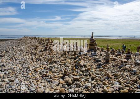Cairns è stata costruita dai visitatori del castello di Lindisfarne su Holy Island, al largo della costa del Northumberland, nel nord-est dell'Inghilterra, Regno Unito. Foto Stock