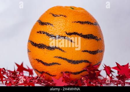 Frutta d'arancia a strisce nere, felice anno nuovo cinese 2022 Foto Stock