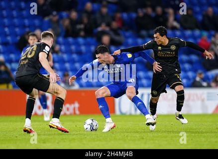 Il Kieffer Moore (centro) di Cardiff batte per la palla con Jimmy Dunne (a sinistra) e Andre Dozzell durante la partita del campionato Sky Bet al Cardiff City Stadium di Cardiff. Data foto: Mercoledì 3 novembre 2021. Foto Stock