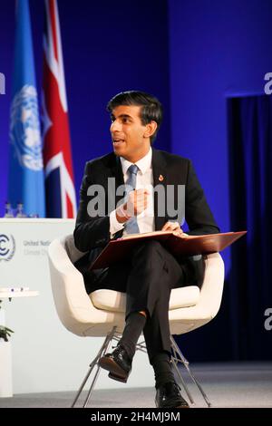 Glasgow, Scozia, Regno Unito. 3 novembre 2021. Il Cancelliere del governo britannico, Rishi Sunak, ha parlato ai paesi della finanza al vertice COP26 sui cambiamenti climatici a Glasgow. Sunak ha presieduto una tavola rotonda sul tema "portare un sistema finanziario per un futuro netto zero e resiliente". Ha invitato i relatori (da sinistra a destra): Ministro dell'economia, Arbelche Azucena, Uruguay; Mathias Cormann, Segretario generale dell'OCSE; Alison Rose, Chief Executive NatWest Group; Carlos Dominguez, segretario delle finanze, Filippine; Chanceller britannico dello scacchiere, Rishi Sunak. (Credit Image: © Rod Harbinson/ZUMA Press Wire) Foto Stock