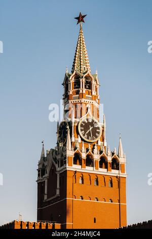 La Torre Spasskaya del Cremlino, situata sulla Piazza Rossa di Mosca, Russia. Foto Stock