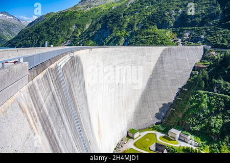 Enorme diga in calcestruzzo di apline nella soleggiata giornata estiva Foto Stock