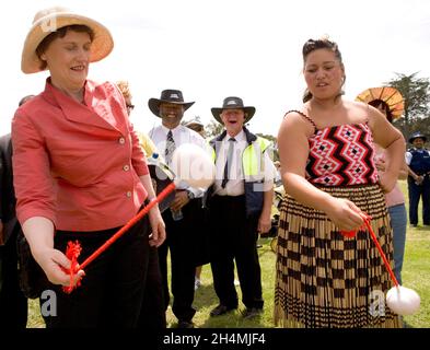 Il primo Ministro Helen Clark con Katarena Potae del gruppo te Manuhiua, Auckland alle celebrazioni familiari del Toi o Manukau Waitangi Day, Hayman Park, Manukau, Nuova Zelanda martedì 6 febbraio 2007. Foto Stock